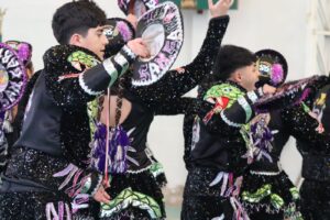 Estudiantes bailando del Caporal, danza boliviana durante la gala folclórica en el Colegio Licancabur